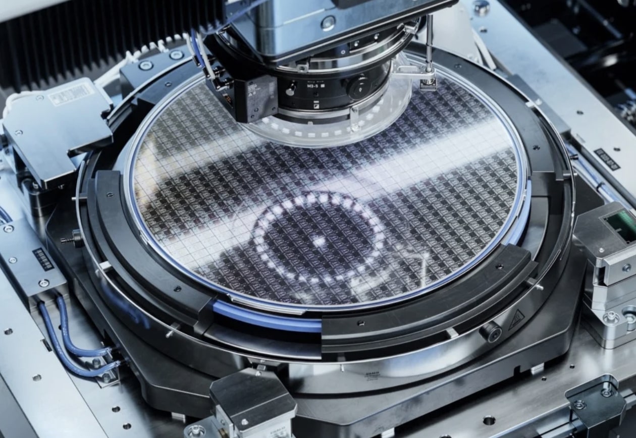 Čína uzavře mezeru v polovodičích po průlomu v EUV litografii