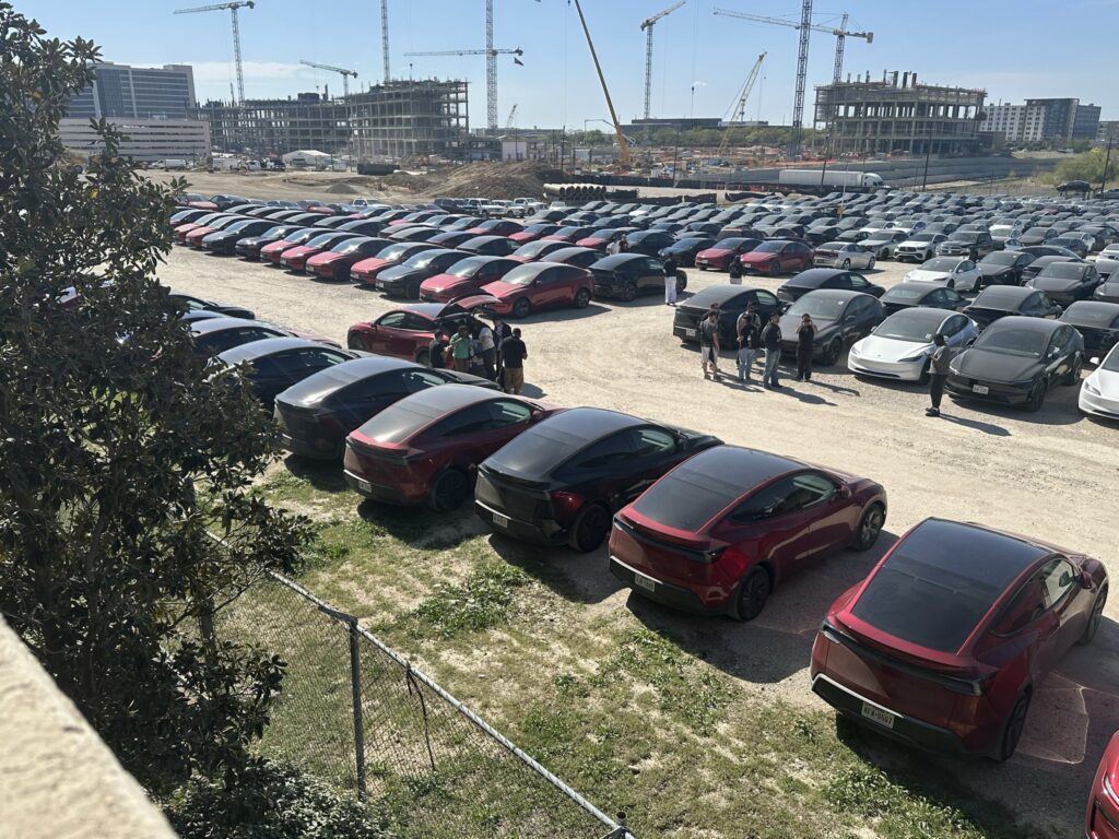 Tesla reúne mais de 100 possíveis robotáxis em Dallas e Houston